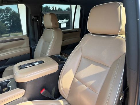 Used 2021 Chevrolet Suburban Premier w/ Premium Package AWD/4WD image 3