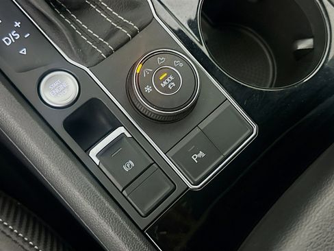 Used 2023 Volkswagen Atlas Cross Sport SE image 25