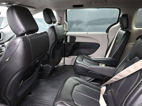 Used 2023 Chrysler Pacifica Touring-L FWD image 22