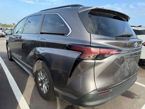 Used 2021 Toyota Sienna LE image 4