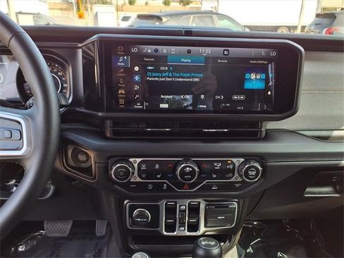 Used 2025 Jeep Wrangler Sahara image 17