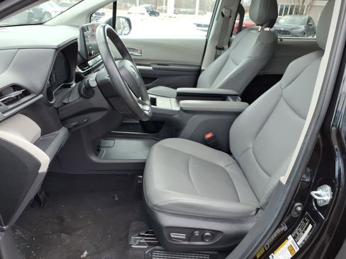 Used 2024 Toyota Sienna XLE image 4