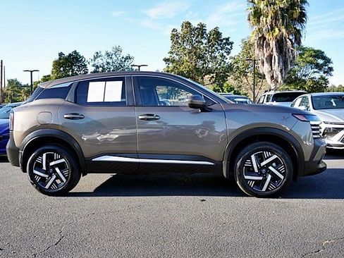 Used 2025 Nissan Kicks SV FWD image 7
