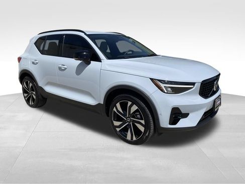 Used 2024 Volvo XC40 B5 Plus w/ Protection Package Premier AWD/4WD image 3