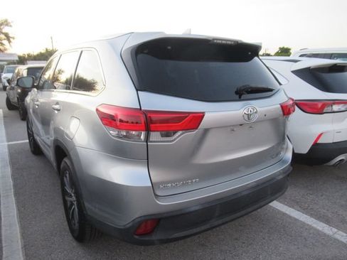 Used 2019 Toyota Highlander XLE FWD image 4
