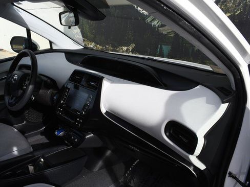 Certified 2021 Toyota Prius LE w/ Carpet Mat Package (TMS) image 24