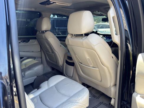 Used 2019 Cadillac Escalade ESV Luxury AWD/4WD image 38