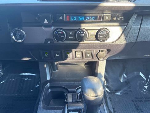 Used 2016 Toyota Tacoma TRD Off-Road image 32