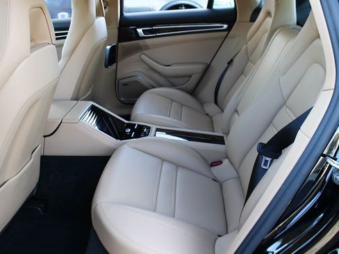 Used 2021 Porsche Panamera w/ Premium Package image 18