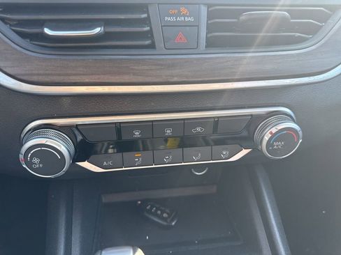 Used 2025 Nissan Altima 2.5 SV FWD image 16