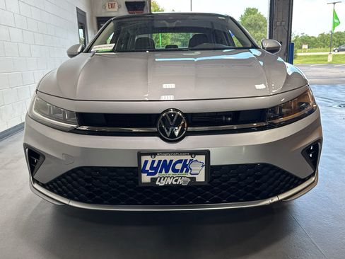Used 2025 Volkswagen Jetta SE FWD image 8