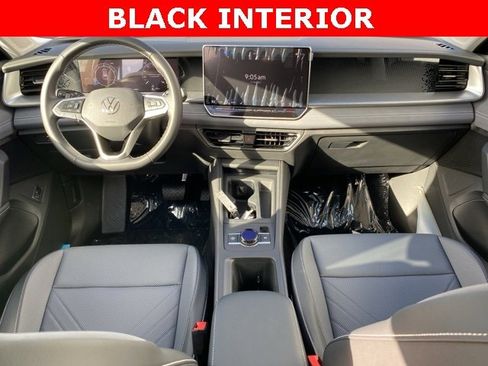 New 2026 Volkswagen Tiguan SE image 2