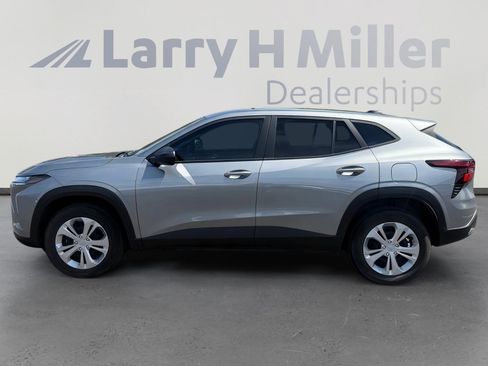 Used 2025 Chevrolet Trax LS w/ Driver Confidence Package FWD image 2