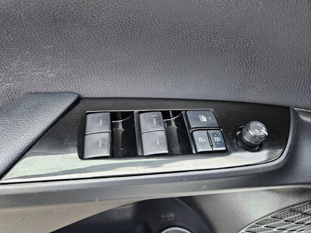 Used 2020 Toyota Prius Prime XLE FWD image 19