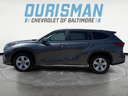 Used 2023 Toyota Highlander LE FWD image 3