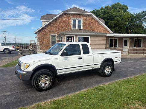 Used 2000 Toyota Tacoma PreRunner RWD image 1