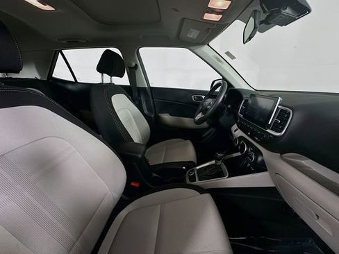 Used 2025 Hyundai Venue SEL image 28