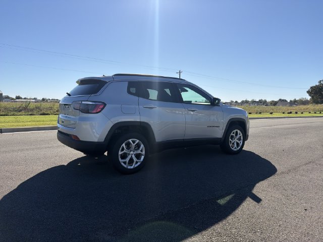 Used 2024 Jeep Compass Latitude AWD/4WD image 5