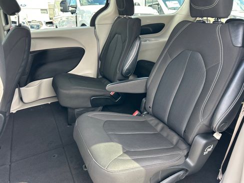 Used 2022 Chrysler Voyager LX image 12