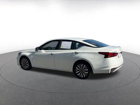 Used 2025 Nissan Altima 2.5 SV FWD image 10