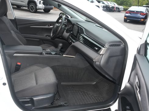 Used 2025 Toyota Camry LE FWD image 19