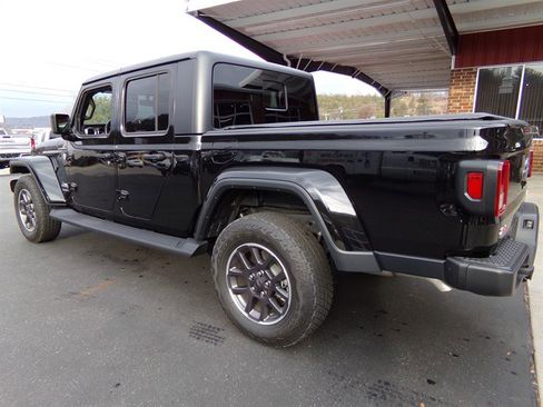 Used 2023 Jeep Gladiator Overland w/ Cold Weather Group image 14