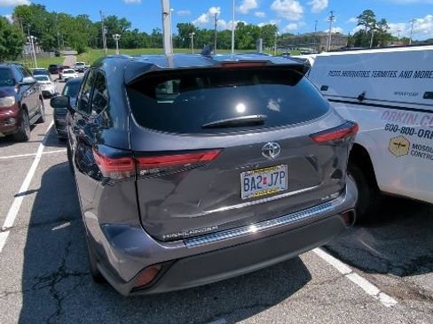 Used 2023 Toyota Highlander XLE AWD/4WD image 14