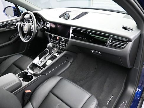 Certified 2025 Porsche Macan image 32
