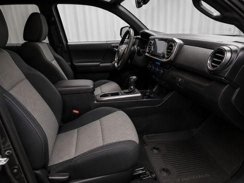Used 2023 Toyota Tacoma TRD Off-Road w/ Technology Package AWD/4WD image 7
