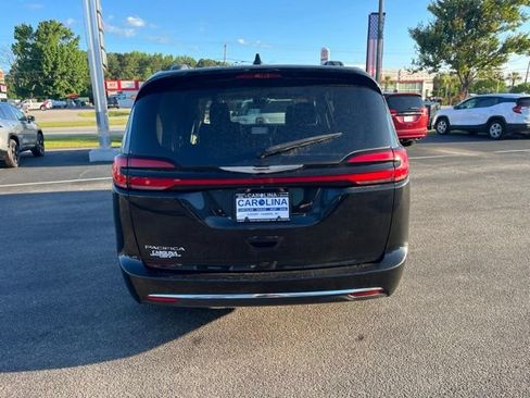 Used 2022 Chrysler Pacifica Touring-L FWD image 36