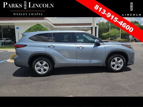 Used 2022 Toyota Highlander LE FWD image 3