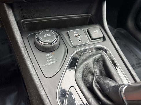 Certified 2022 Jeep Cherokee Limited w/ Elite Package image 28