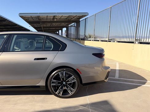 Used 2023 BMW i7 xDrive60 w/ Parking Assistance Package AWD/4WD image 11