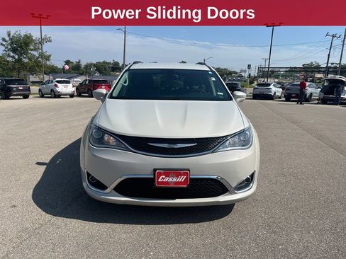 Used 2017 Chrysler Pacifica Touring-L w/ Tire & Wheel Group FWD image 9