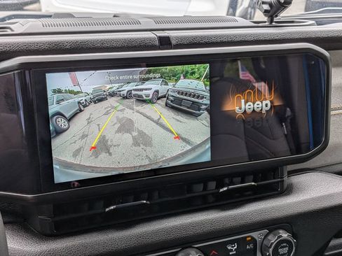 Used 2024 Jeep Wrangler Unlimited w/ Convenience Group AWD/4WD image 18