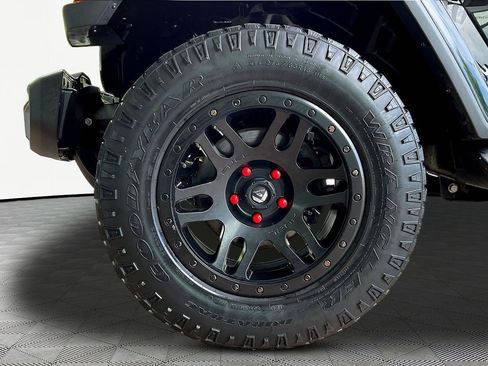 Used 2018 Jeep Wrangler Unlimited Sahara w/ Dual Top Group AWD/4WD image 32