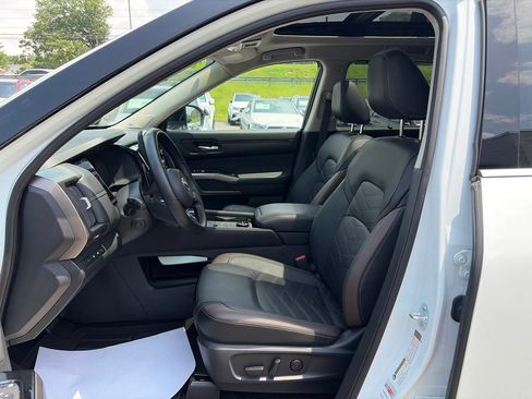 Used 2025 Nissan Pathfinder Platinum AWD/4WD image 12