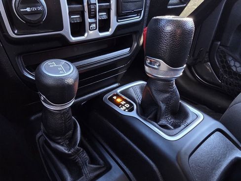 Used 2018 Jeep Wrangler Unlimited Sport S image 28