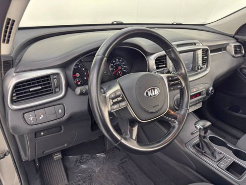 Used 2019 Kia Sorento LX w/ LX Convenience Package image 12