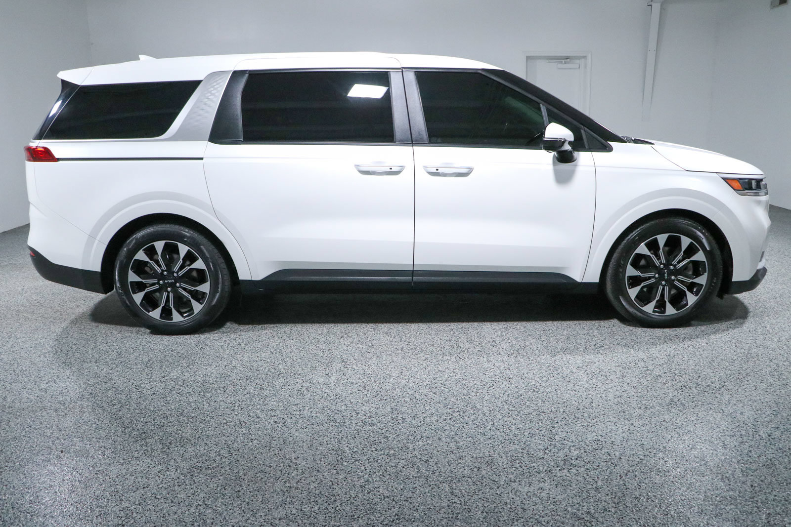 Used 2022 Kia Carnival EX FWD image 6