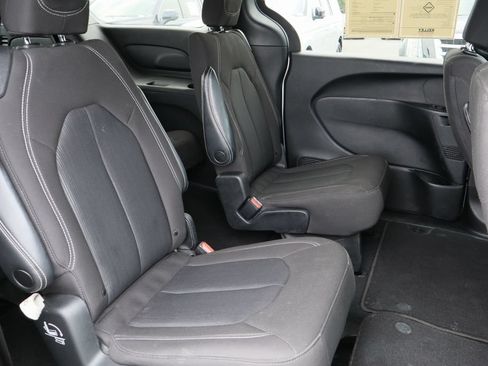 Used 2023 Chrysler Pacifica Touring FWD image 27