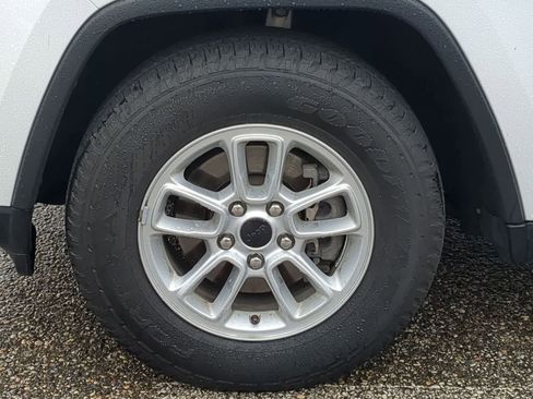 Used 2019 Jeep Grand Cherokee Laredo AWD/4WD image 14