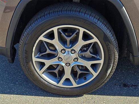 Used 2021 Jeep Grand Cherokee Limited w/ Luxury Group II image 8