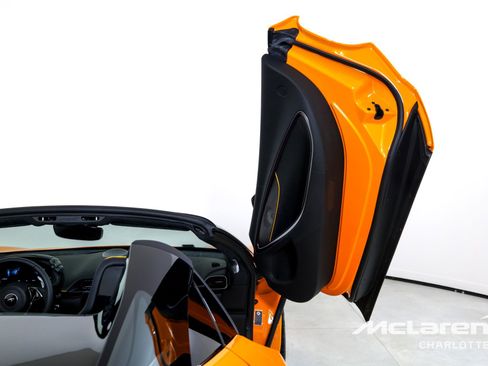 Used 2025 McLaren Artura Spider image 18