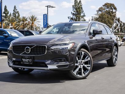 New 2025 Volvo V90 B6 Cross Country Ultra w/ Protection Package Premier