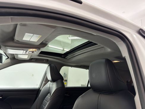 Used 2023 Toyota Highlander XLE FWD image 23