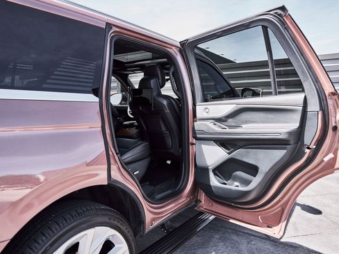 Used 2025 Lincoln Navigator Black Label AWD/4WD image 25