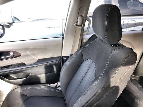 Used 2023 Chrysler Voyager LX image 23