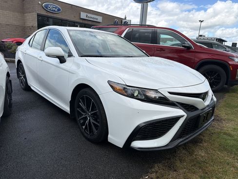 Used 2022 Toyota Camry SE w/ Carpet Mat Package (TMS) FWD image 2