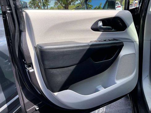 Used 2020 Chrysler Pacifica Limited image 22